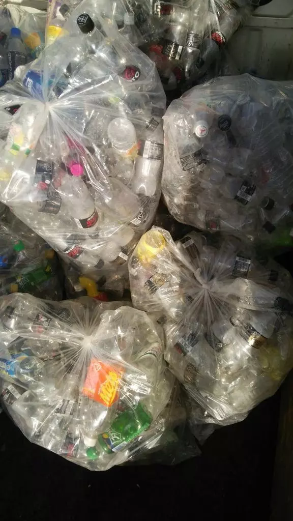 ペットボトルが詰まった大量ゴミ袋