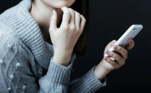 女性が電話するところ