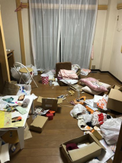 荷物が散らかっているお部屋