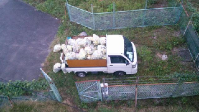 不用品を積込んだトラック