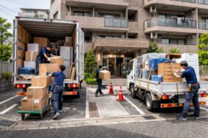 トラックに荷物積み込み男性