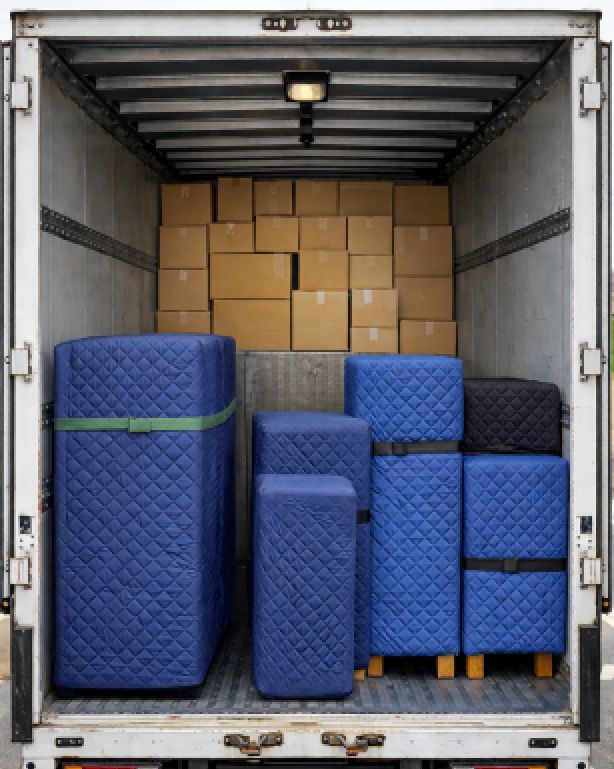 2tトラックに積まれた不用品と養生された荷物