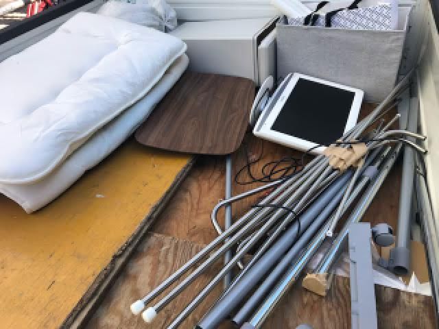 トラックにのせた不用品廃品
