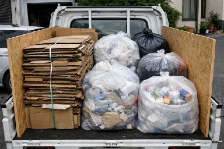 ごみを積んだ軽トラック