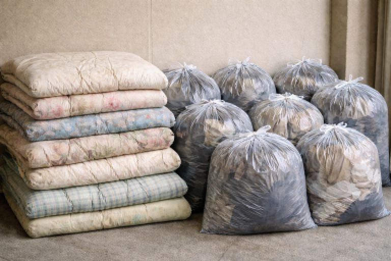 大量の布団毛布