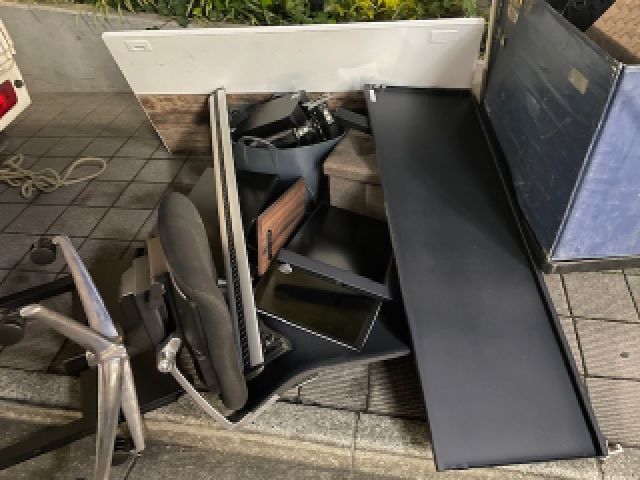 分解したオフィスデスク