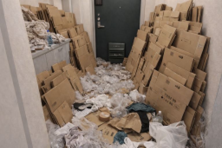 玄関に大量ダンボール
