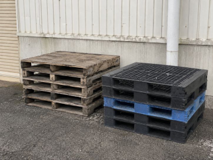 木製パレットとプラスチックパレット