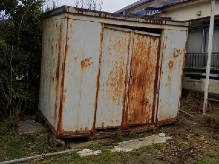 川崎市中原区傾いた物置・古いプレハブ解体処分｜撤去から片付けまでお任せ